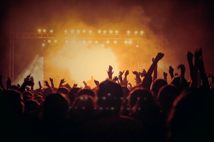 ステージ上のバンド演奏